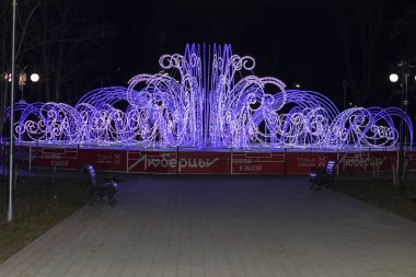 Parkta ışıltılı bir taç şeklinde manzara.