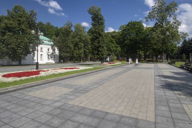 Ostankino parkının girişinin önündeki alan.