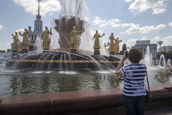 Lady Photographs Telephone Fountain Friendship Peoples Vdnh Moscow — Stock Photo, Image