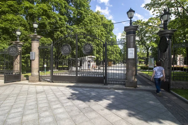 Ostankino parkının girişindeki demir kapılar.