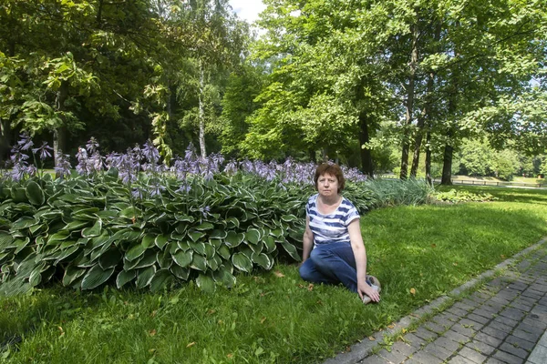 Dame Assise Sur Herbe Arrière Plan Fleurs Une Forêt Dans — Photo