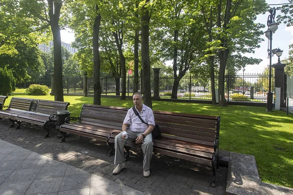 Fotógrafo Cansado Sentado Banco Parque Ostankino — Foto de Stock