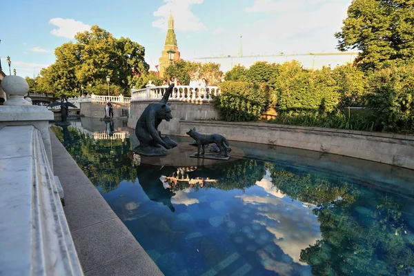 Manezhnaya Meydanı 'ndaki Çeşme Nehri balık ve tilki dolu heykel ayısı