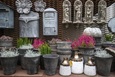 Osennnie eski posta kutularının arka planında saksıda çiçek açıyor.