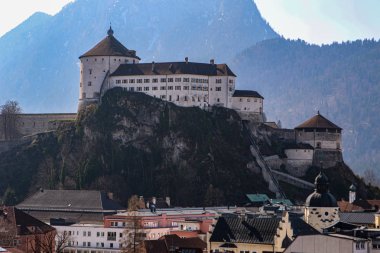 Avusturya Kufstein Şatosu çevredeki dağların arka planına karşı