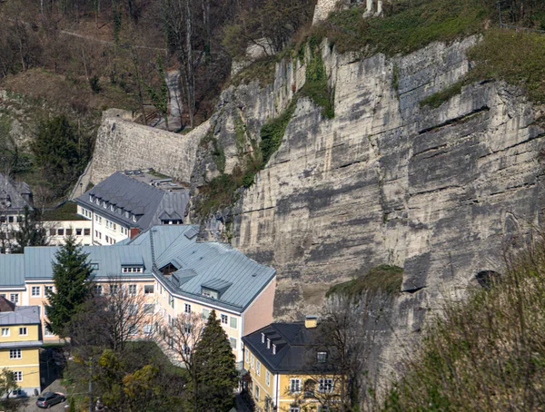 Salzburg Avusturya tek duvarlı apartmanlı bir şehir manzarası.