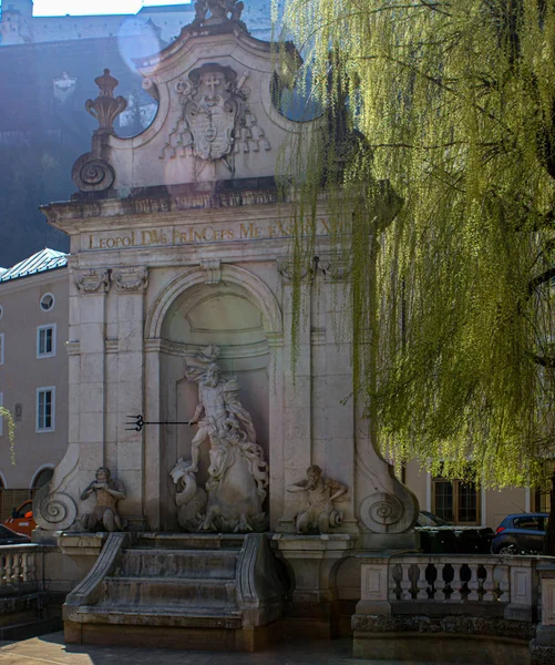 Zalicburg Áustria Monumento Netuno Com Tridente Cavalo Duas Pessoas Sentadas — Fotografia de Stock