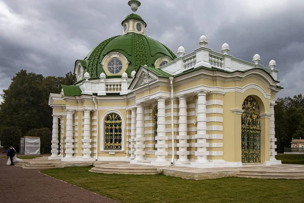 Outono Sessão Fotos Casamento Fundo Pavilhão Grotto Parque Kuskovo Moscovo — Fotografia de Stock