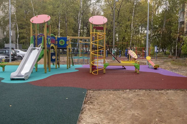 Çocuk parkı, suni pistle kaydır