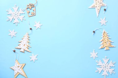 Mavi arka planda Noel süsleri. Noel yatağı. 