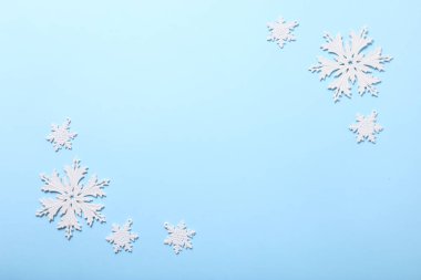 Mavi arka planda Noel süsleri. Noel yatağı. 