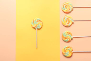 Renkli arka planda renkli lolipoplar. Düz yatıyordu. 