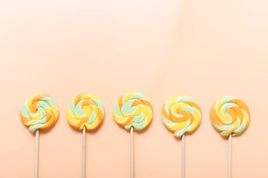 Renkli arka planda renkli lolipop. Düz yatıyordu. 