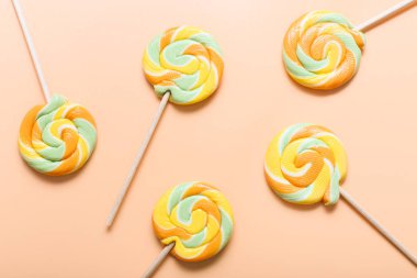 Renkli arka planda renkli lolipoplar. Düz yatıyordu. 