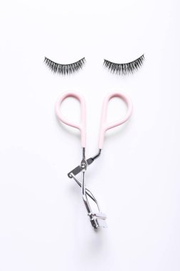 Beyaz arka planda bigudili sahte kirpik