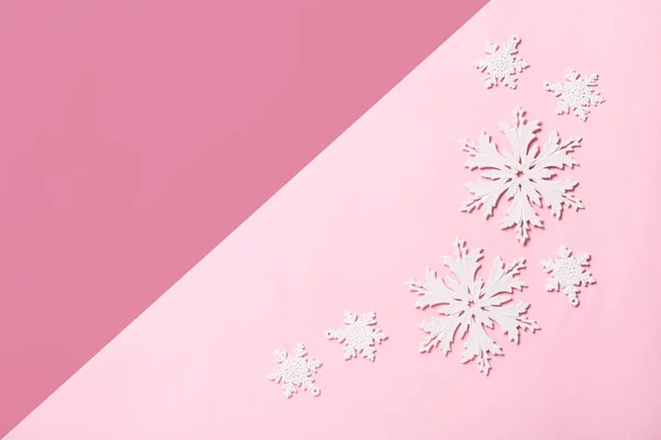 Weihnachtsdekoration auf rosa Hintergrund. Weihnachtsflache lag. — Stockfoto