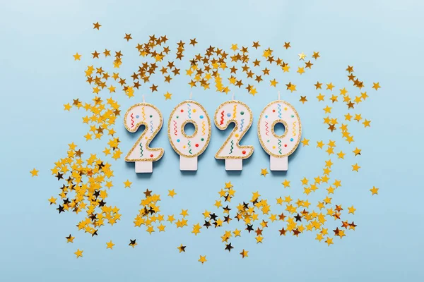 2020 świece na niebieskim tle. Szczęśliwego Nowego Roku — Zdjęcie stockowe