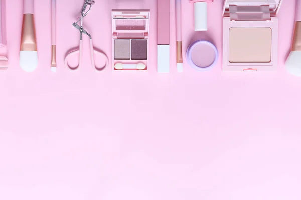 Composición plana con productos para maquillaje decorativo sobre fondo rosa pastel — Foto de Stock