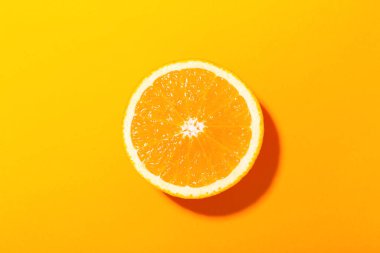 Parlak arkaplanda bir portakal diliminin üst görüntüsü