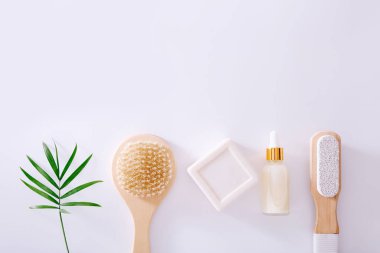 Beyaz arkaplanda banyo aksesuarları, üst görünüm