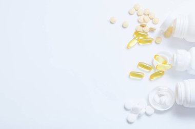 Çeşitli ilaç ilaçları vitaminler, haplar, beyaz arka planda uyuşturucular.