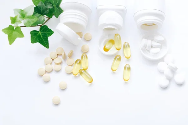 Assortiment de médicaments pharmaceutiques vitamines, pilules, médicaments sur fond blanc — Photo