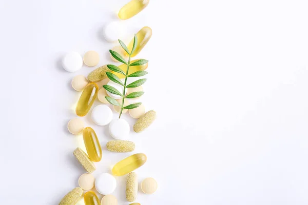 Ассорти фармацевтической медицины витамины, таблетки, лекарства на белом фоне — стоковое фото