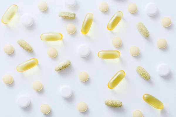 Ассорти фармацевтической медицины витамины, таблетки, лекарства на белом фоне — стоковое фото