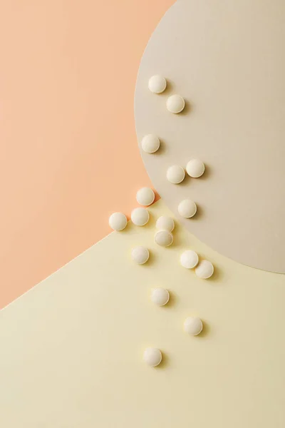 Фармацевтическая медицина таблетки на красочном фоне. Состав сверху — стоковое фото
