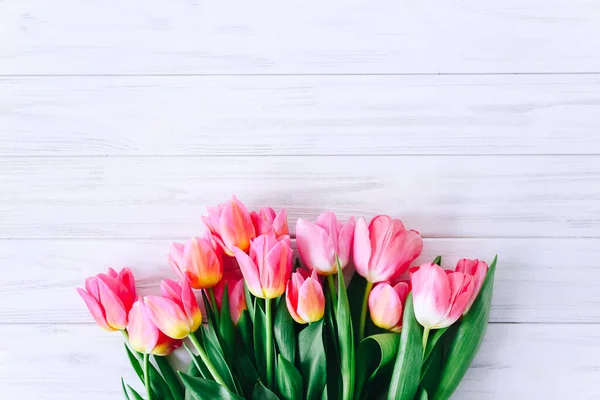 Friss rózsaszín tulipán virág a fából készült asztal. Szemközti nézet másol hely — Stock Fotó