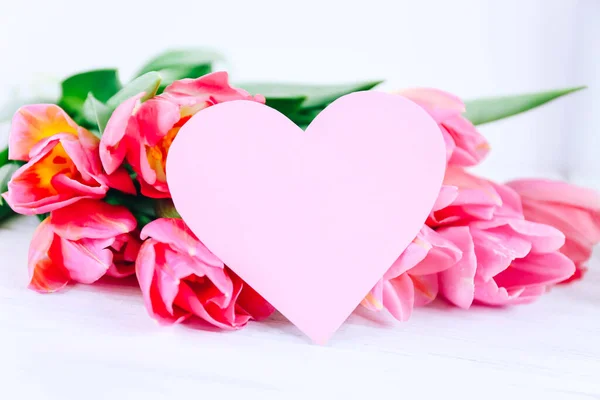 Открытки и розовый тюльпан цветы на белом фоне — стоковое фото