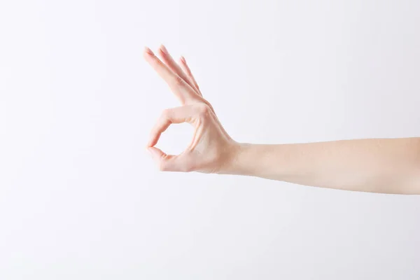 Mão feminina vazia fazendo gesto como OK no fundo branco . — Fotografia de Stock