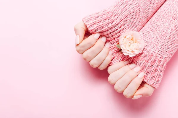 Mãos de mulheres com a bela manicura no fundo rosa. Conceito de spa de mãos — Fotografia de Stock