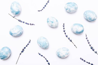 Mutlu Paskalyalar. Beyaz arka planda Paskalya yumurtaları, üst manzara