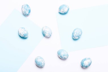 Mutlu Paskalyalar. Beyaz arka planda Paskalya yumurtaları, üst manzara