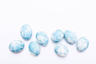 Beyaz zemin üzerinde mavi mermer taş efektli zarif yumurtalar