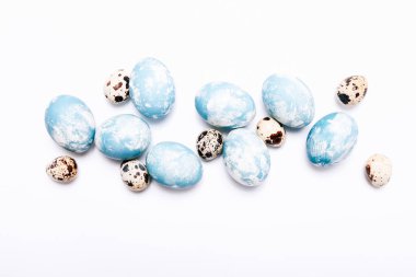 Beyaz zemin üzerinde mavi mermer taş efektli zarif yumurtalar
