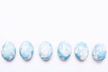 Beyaz zemin üzerinde mavi mermer taş efektli zarif yumurtalar
