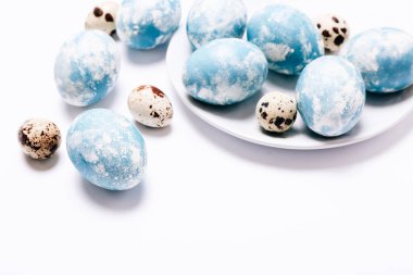 Beyaz zemin üzerinde mavi mermer taş efektli zarif yumurtalar