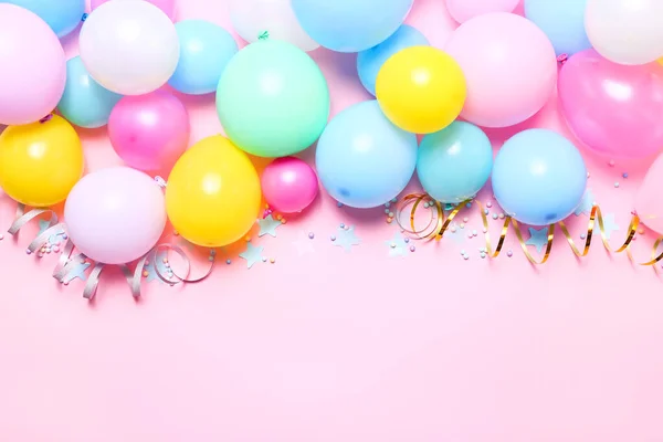 Różowe tło urodzinowe z balonami, konfetti i serpentynami, widok z góry — Zdjęcie stockowe