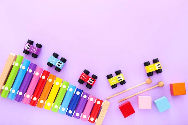 Kleurrijke kinderen speelgoed op paarse achtergrond. Bovenaanzicht — Stockfoto