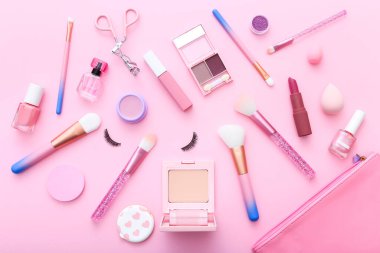 Profesyonel dekoratif kozmetik seti, makyaj malzemeleri ve pembe arka planda aksesuar. Güzellik, moda ve alışveriş konsepti. Düz konum, üst görünüm