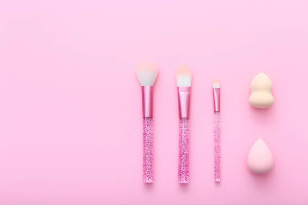 Conjunto de pinceles de maquillaje sobre fondo rosa. — Foto de Stock