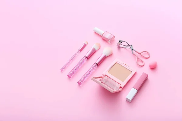 Produkty do makijażu dekoracyjnego na pastelowym różowym tle — Zdjęcie stockowe