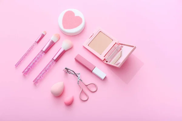 Productos para maquillaje decorativo sobre fondo rosa pastel — Foto de Stock