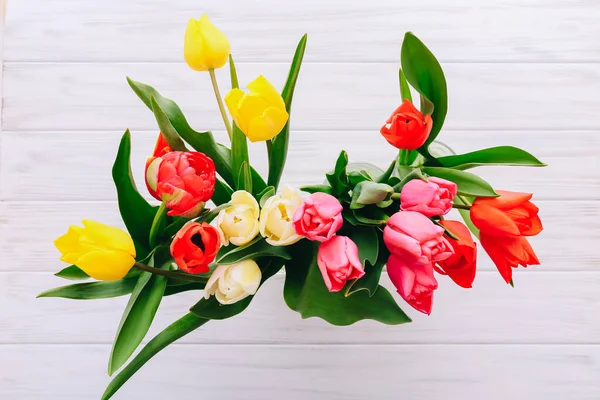 Top kilátás színes tulipánok vázák fehér fa háttér — Stock Fotó