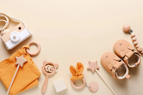 Ensemble de chaussures, jouets et accessoires pour bébé sur fond beige. Des trucs de nouveau-nés. Couché plat, vue du dessus — Photo