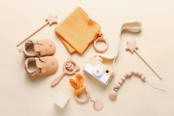 Ensemble de chaussures, jouets et accessoires pour bébé sur fond beige. Des trucs de nouveau-nés. Couché plat, vue du dessus — Photo