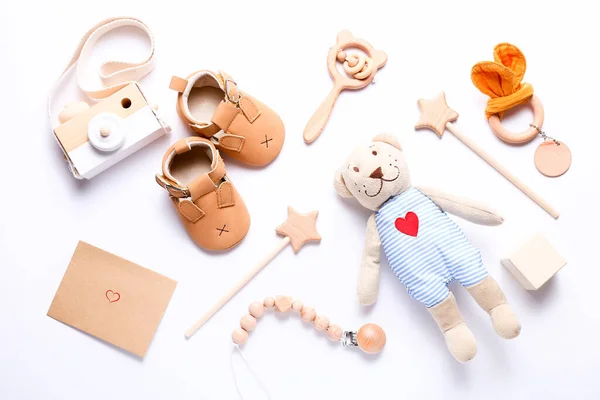 Conjunto de sapatos de bebê, brinquedos e acessórios em fundo branco. Recém-nascido. Deitado plano, vista superior — Fotografia de Stock