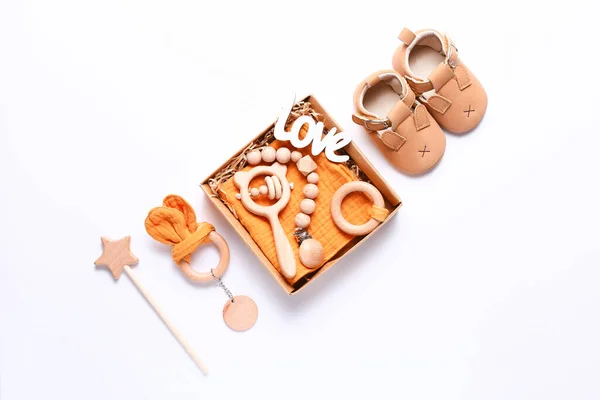 Ensemble de chaussures, jouets et accessoires pour bébé sur fond blanc. Des trucs de nouveau-nés. Couché plat, vue du dessus — Photo